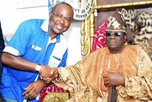 Mounir Gwarzo, DG of SEC in a handshake with Oba Rilwan Akiolu his palace in Lagos as part of the e-Dividend Sensitisation Campaign, Wednesday