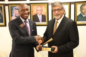 L – R (B) shows Mr. Oscar N. Onyema, OON, Chief Executive Officer, The Nigerian Stock Exchange (NSE) and Mr. Sunil Sawhney, Managing Director, Seven-Up Bottling Company Plc at the Closing Gong Ceremony at the Exchange today.
