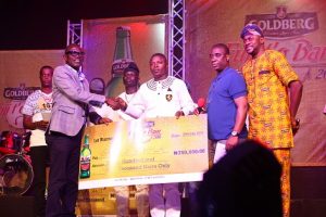 L-R: Goke Adeyemi, Ibadan Brewery Manager, Nigerian Breweries Plc; Saheed Ishola, First Runner Up; King Wasiu Ayinde Marshall (KWAM1) and Odunlade Adekola, Host, at the Grand Finale of the 2016 Goldberg Fuji T’o Bam