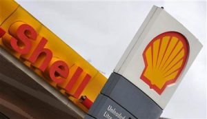 The company logo is seen at a Shell petrol station in south London January 31, 2008.    REUTERS/Toby Melville